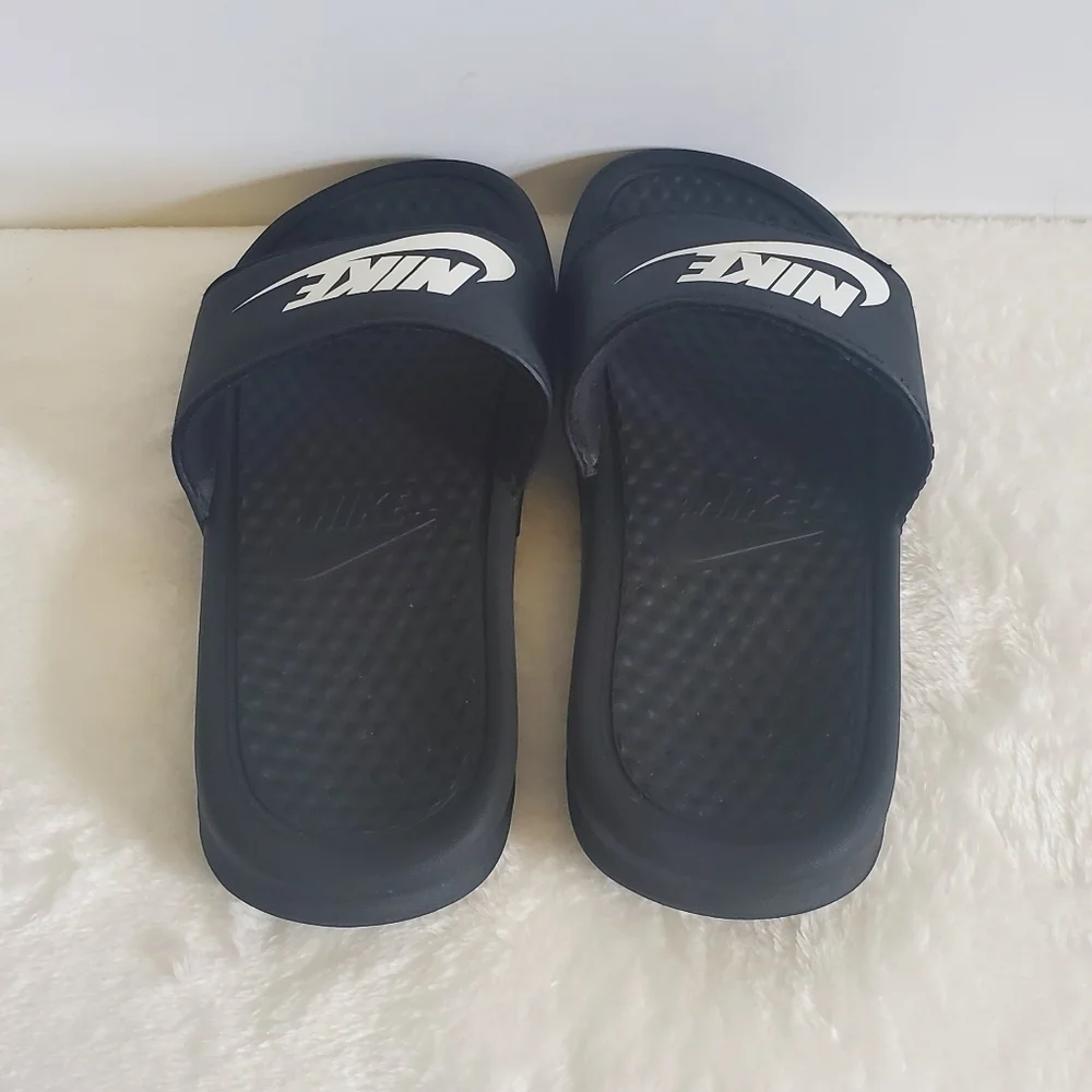𝅺NIKE Benassi Black Slider Sandals Size Youth 1